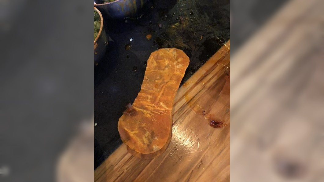 吃海底撈竟夾出「護墊」?她傻眼:以為是肉