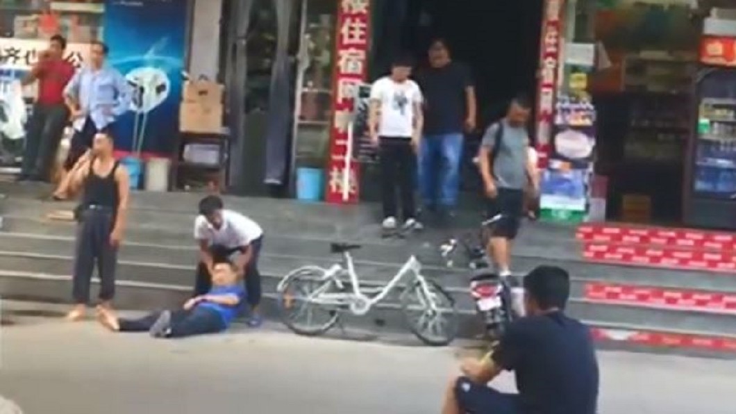 男子隨口亂吐痰 慘遭人持刀連捅7下