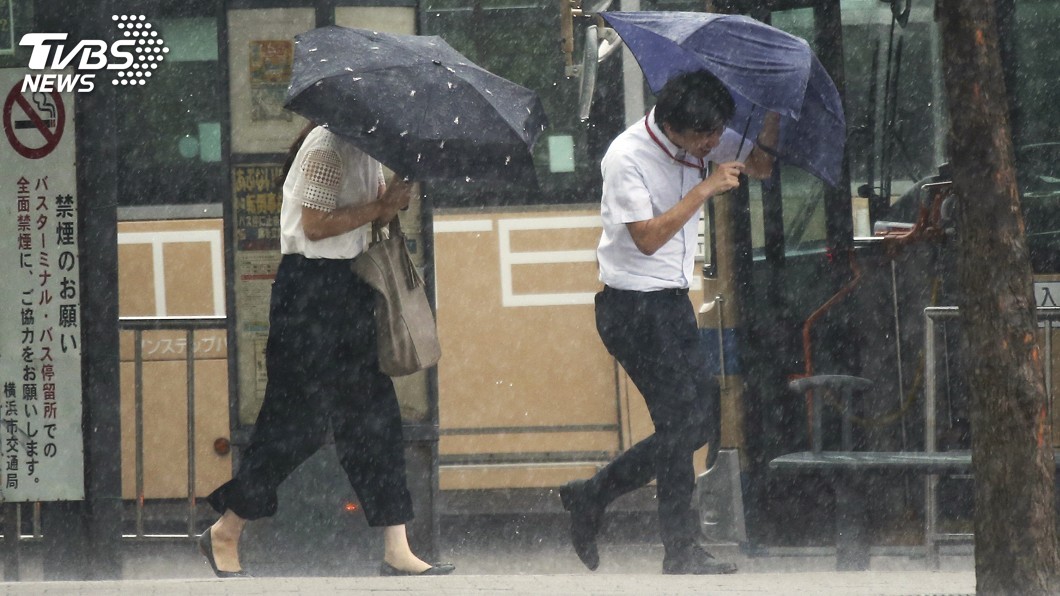 潭美颱風挾強風暴雨襲日本 2死逾120傷