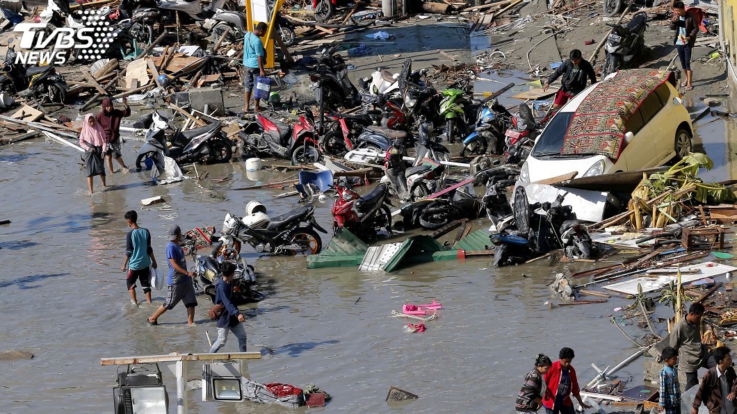 地震海嘯逾800人喪生 印尼開始集體掩埋罹難者