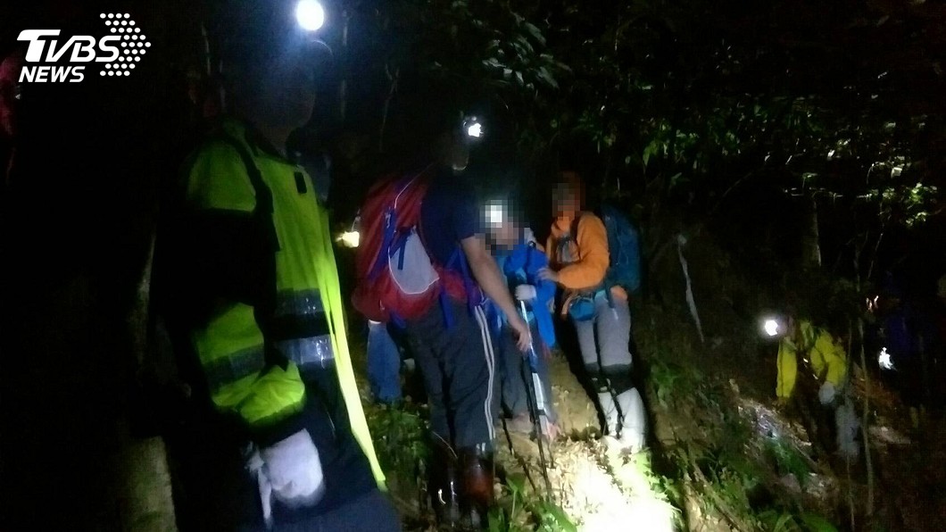 登南雅奇岩賞秋景迷路 瑞芳警消救援平安下山