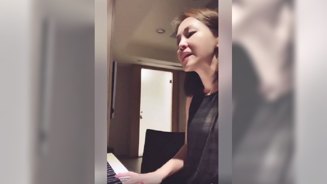 美聲逼哭網友！　彭佳慧自彈自唱《延禧》片尾曲