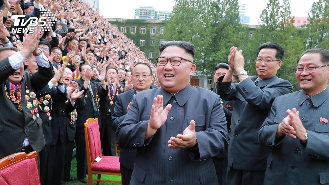 這舉動北韓人驚呆了! 金正恩竟向百姓彎腰鞠躬