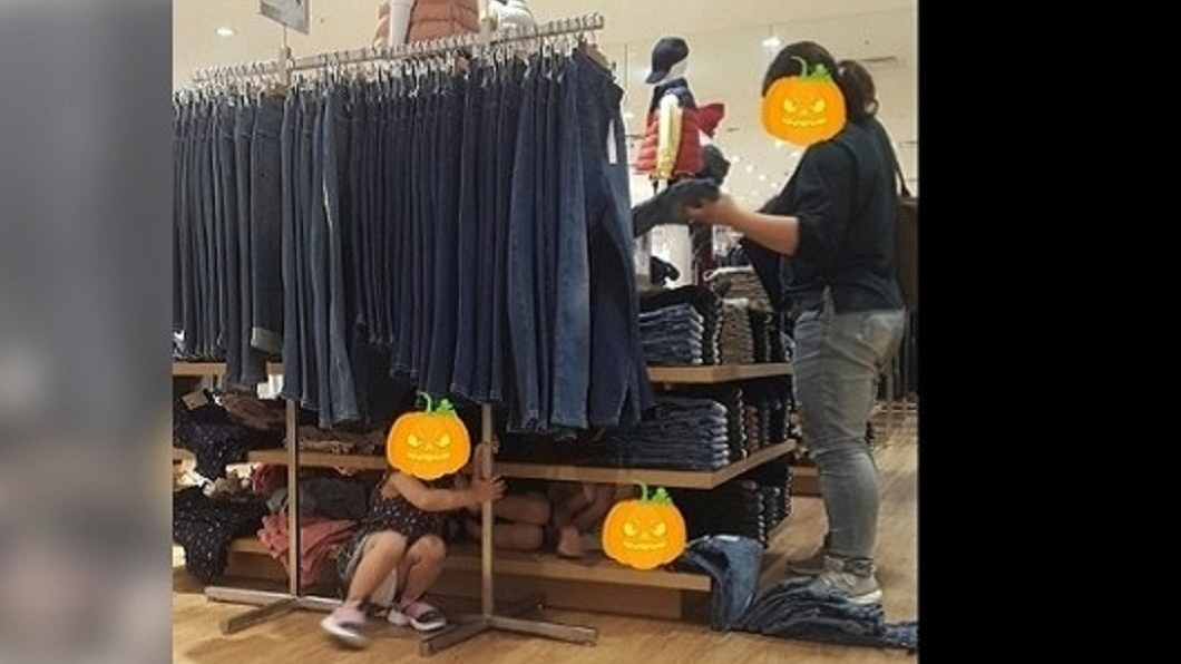 家長沒教?小屁孩大鬧服飾店 推開衣褲躲衣櫃