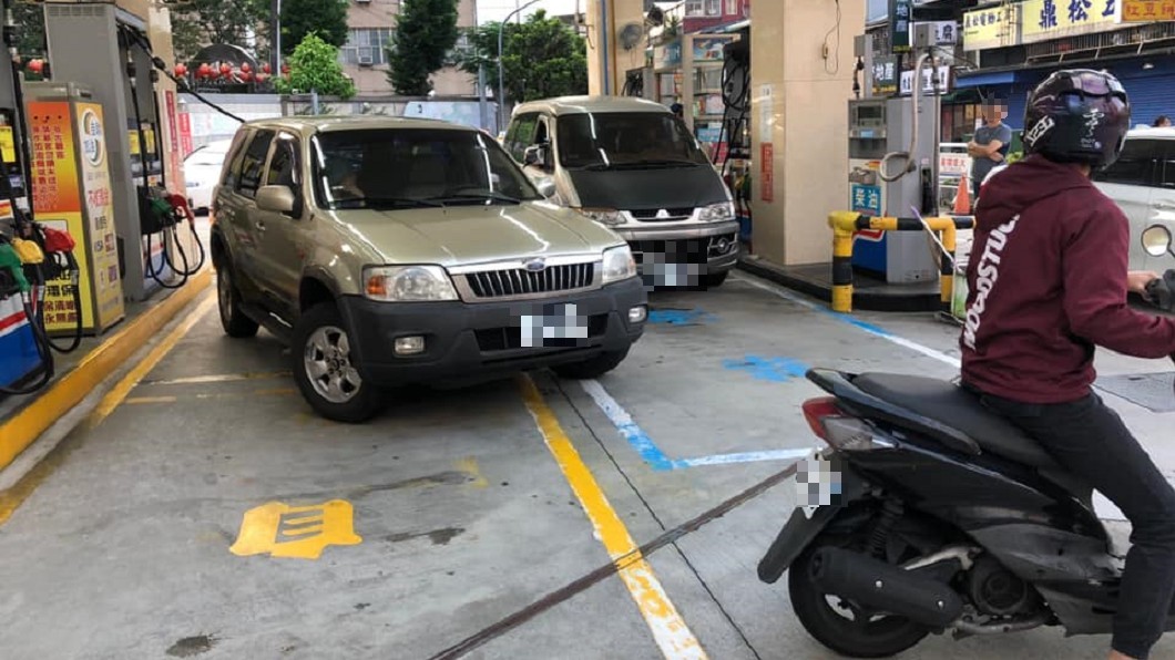 油箱在另一邊！車主「斜停拉油管」　擋旁車嗆：等一下