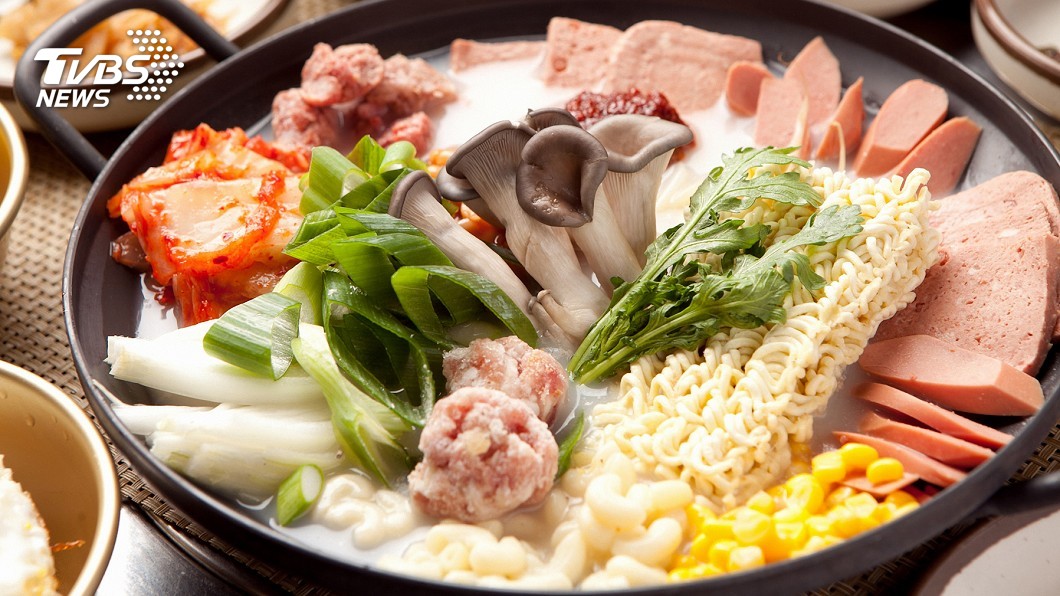 韓航母火鍋霸氣上桌 陸海空好料一次滿足