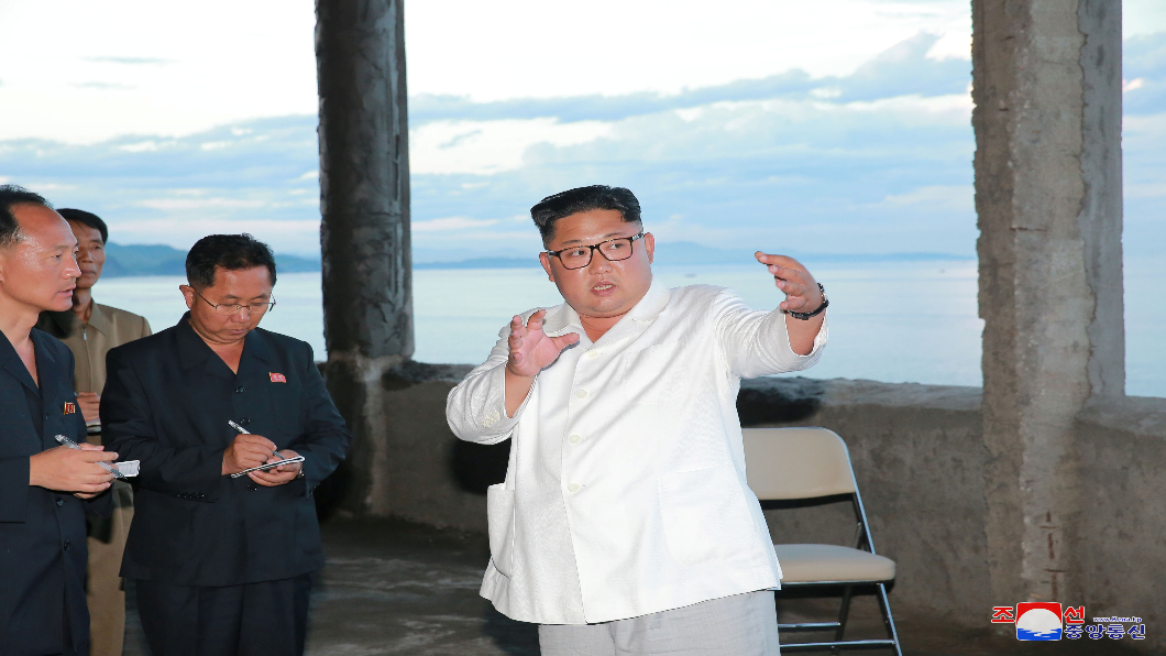 罕見! 金正恩向平民鞠躬 川普「如墜愛河」