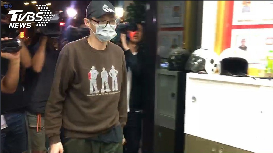變態惡老闆報到被圍堵 遭民眾痛罵落荒而逃