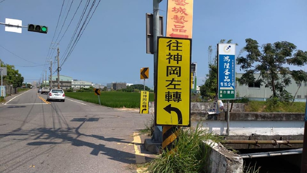 路標鬼打牆!往神岡左轉還是右轉?網神回:直走就是了