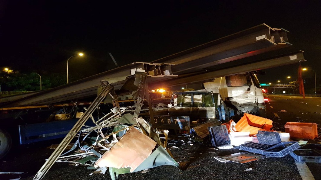 拖板車國道失控「20根鋼梁飛出」　3車追撞超驚險
