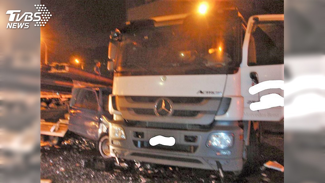 國道拖板車自撞甩出H鋼條 波及3車釀4傷