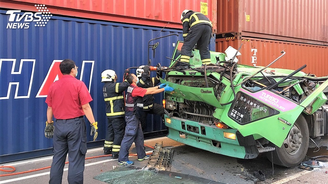 高雄港碼頭吊卸貨櫃掉落　壓死車頭司機