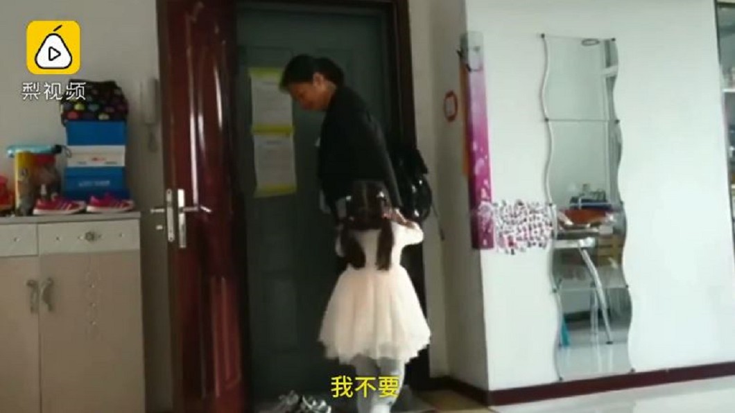 鼻酸!護理師長假只休2天 女兒抱腿痛哭「媽媽不要走」