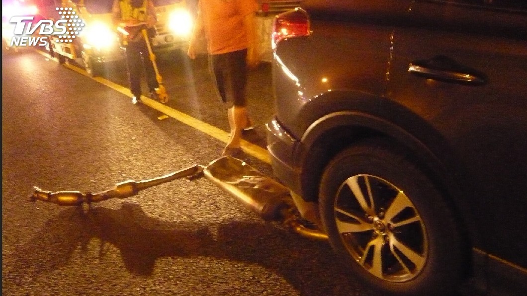 大型梯子掉落國道 2車受損國道警追禍首