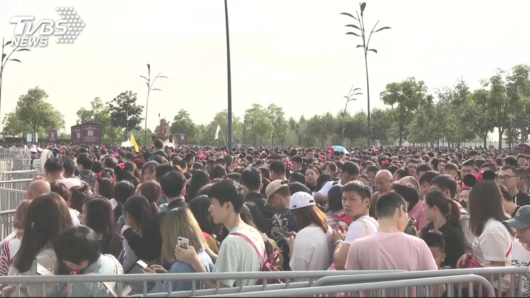 跑步卡位入園！　滬迪士尼迎黃金週人潮