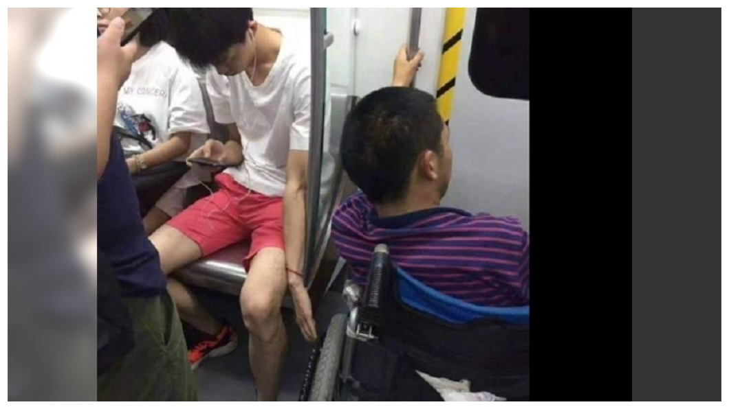 暖哭!男捷運上當低頭族 見輪椅客默默做出「這舉動」