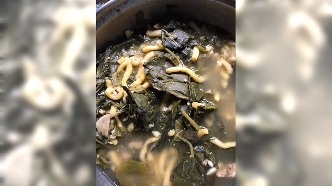 菜葉混白條狀物!媽煮湯麵變黑料理 網嚇:以為蠶寶寶
