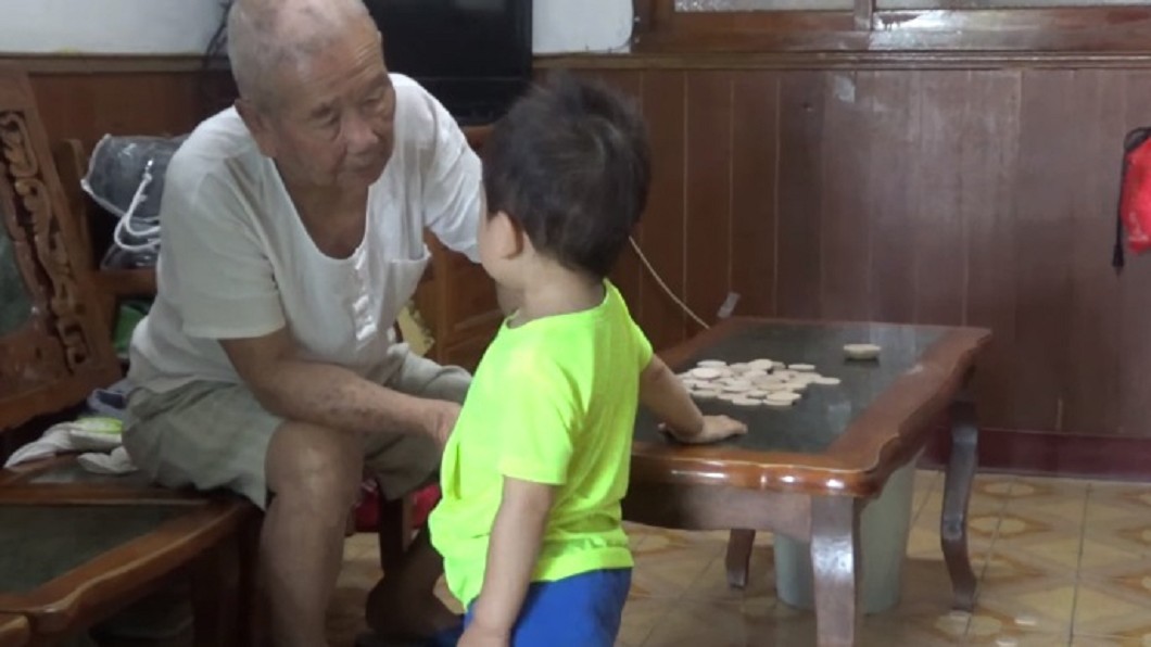 2歲曾孫奶音喊羊咩咩 阿祖聽嘸掀衣露「ㄋㄟ ㄋㄟ」