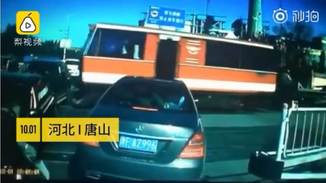 奇葩！轎車硬闖平交道被撞　三寶嗆火車：為何不煞車？