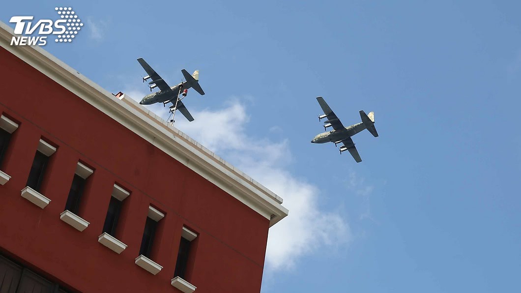 國慶空中兵力預演　C-130等飛越總統府