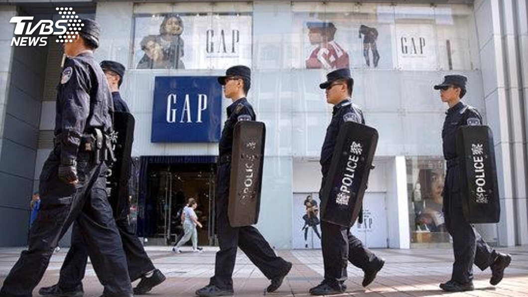 上海武警組人肉牆　紓解十一國慶人潮