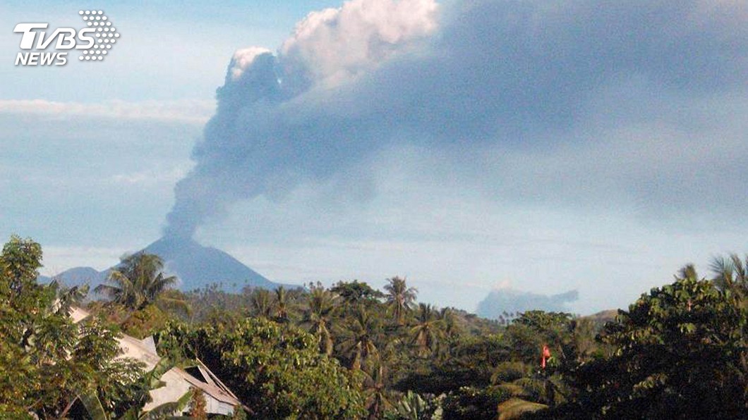禍不單行…印尼蘇拉威西島火山爆發　火山灰衝4千米高