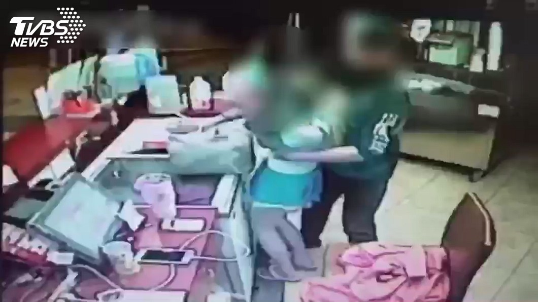色男假借飲料店廁所　環抱摀嘴19歲制服妹