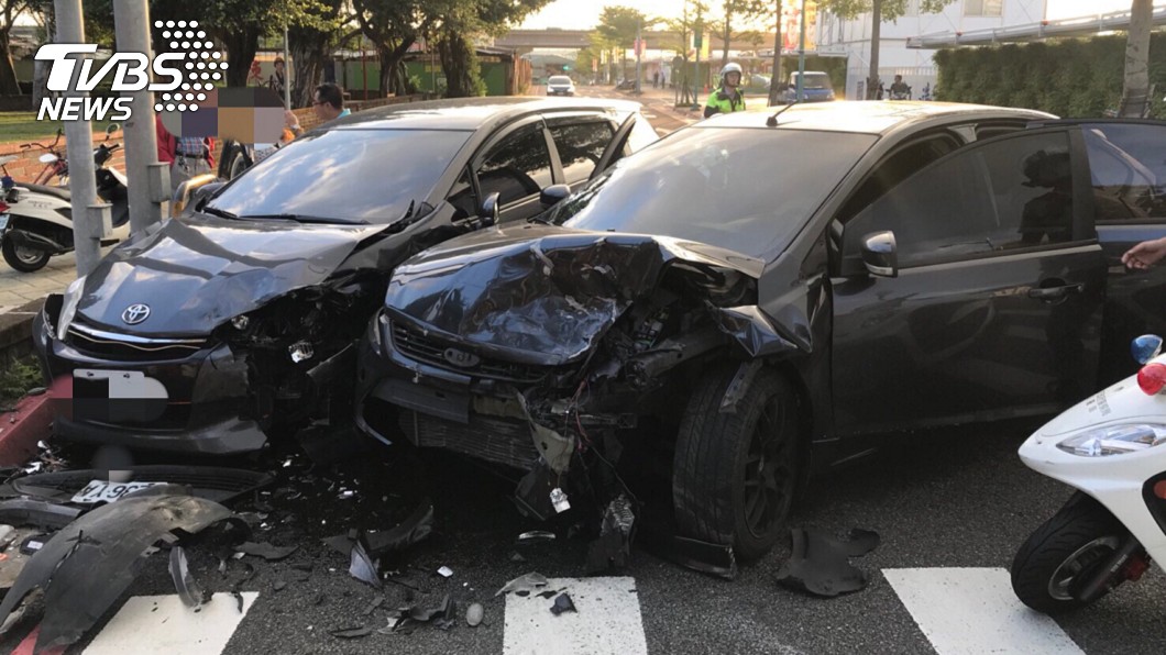 毒男2月未驗尿心虛! 遇警竟「狂踩油門」撞爛對向轎車