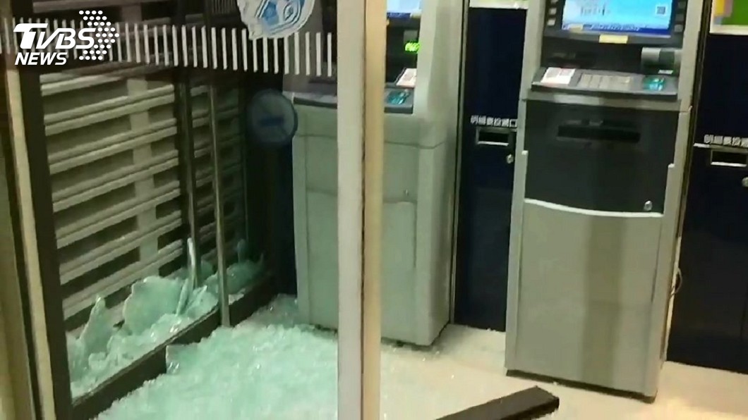男子凌晨持榔頭砸破永豐銀玻璃門 犯案後逃逸無蹤