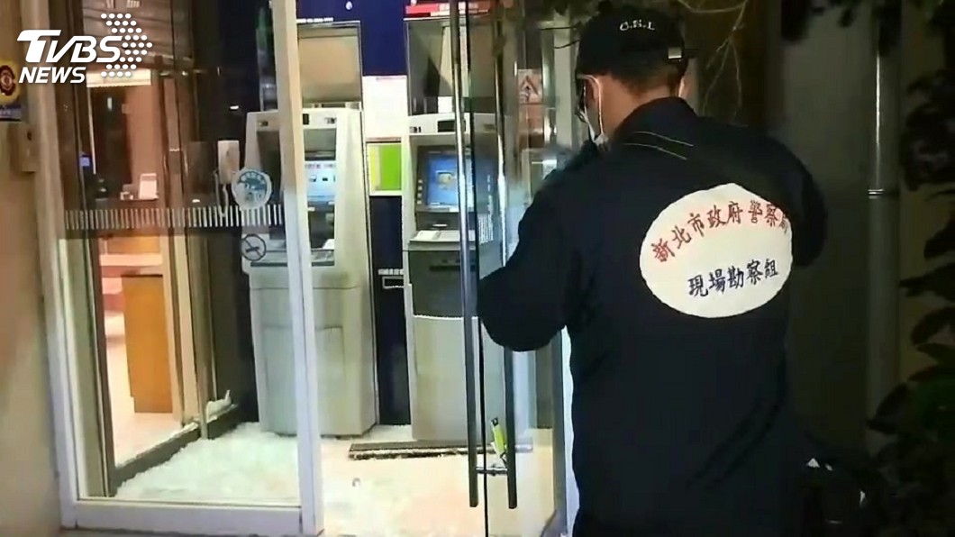 永豐銀櫃員機旁玻璃門遭擊破 警逮捕1男子
