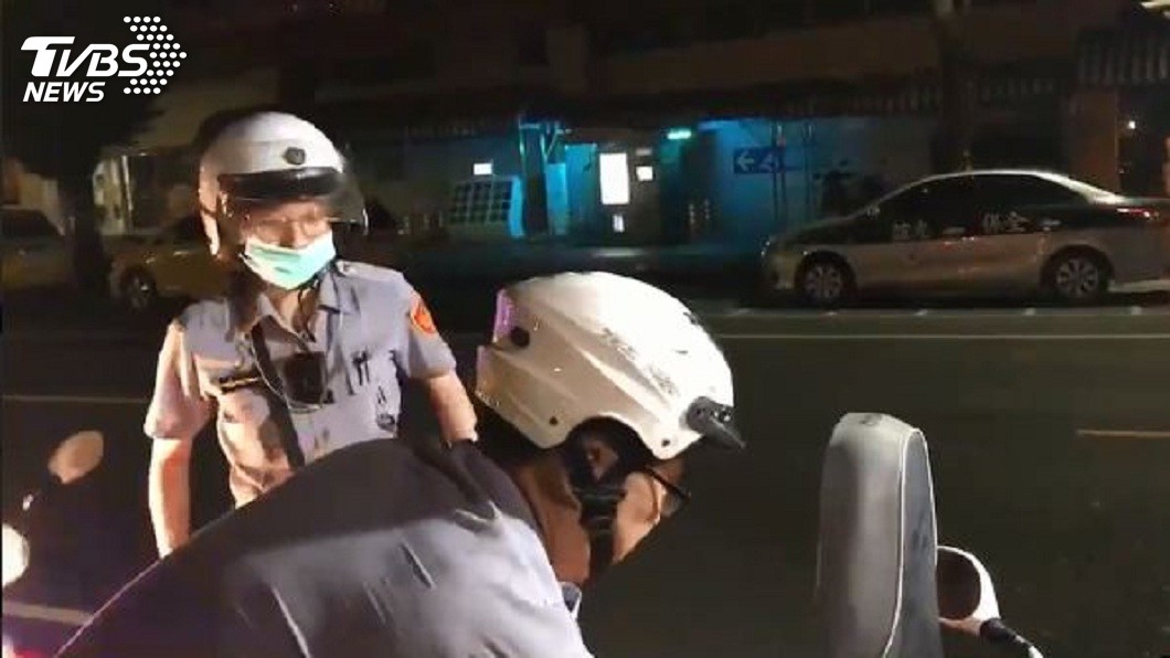 將婦人救起後,2名員警準備回警局換衣服。(圖/TVBS)