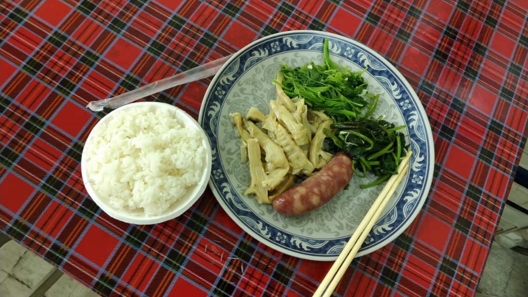 「3菜1香腸+1碗飯」收90元 他崩潰:這世界怎麼了
