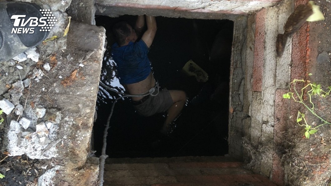 中年男踩破水溝蓋 失足落涵洞 警消急救援脫險