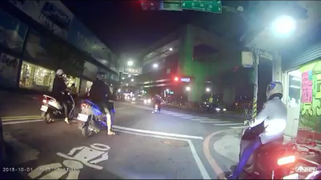 騎士綠燈起步被撞倒 網酸:衝第一的下場