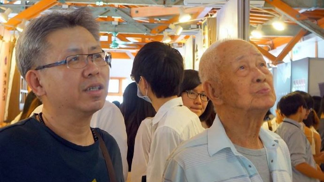 心繫5元饅頭攤!癌末爺忍痛守 孫「病榻接班」他才走