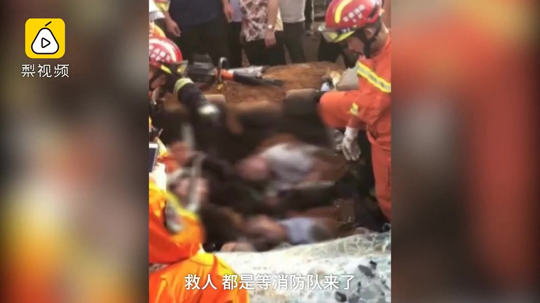 送父出殯遇「離奇追撞」　泥土翻飛…7人活埋4人亡
