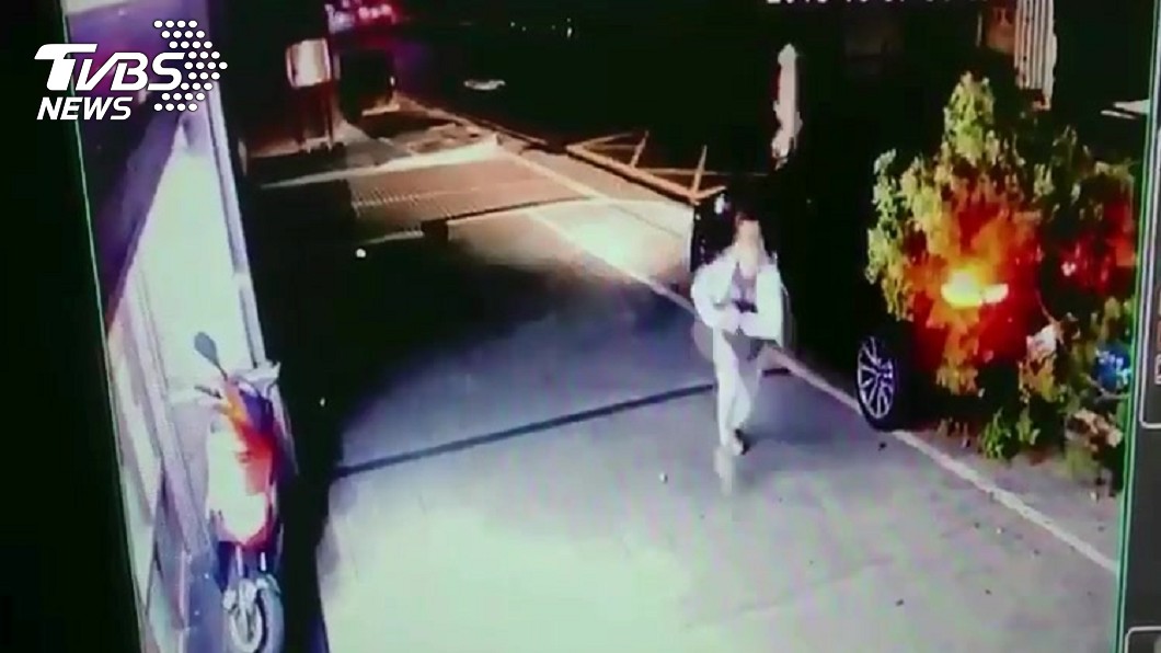 男子遭3車攔路包圍　棄460萬元名車逃命