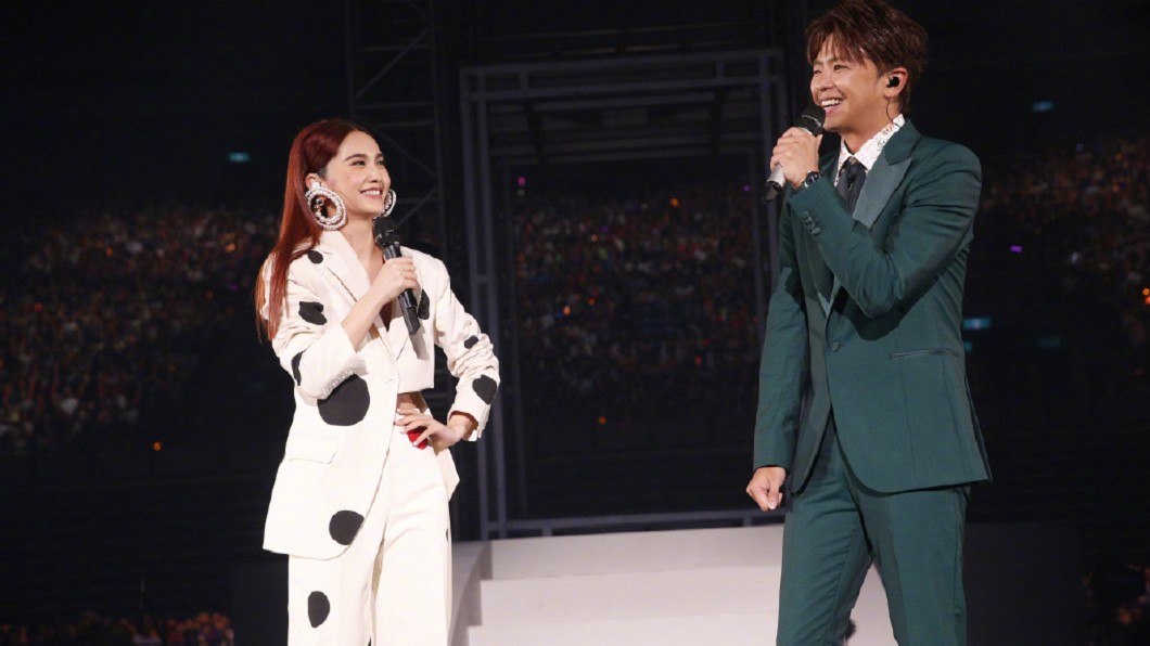 楊丞琳2018年演唱會「青春住了誰」高雄場,邀請前男友黃鴻升。(圖/翻攝自楊丞琳微博)