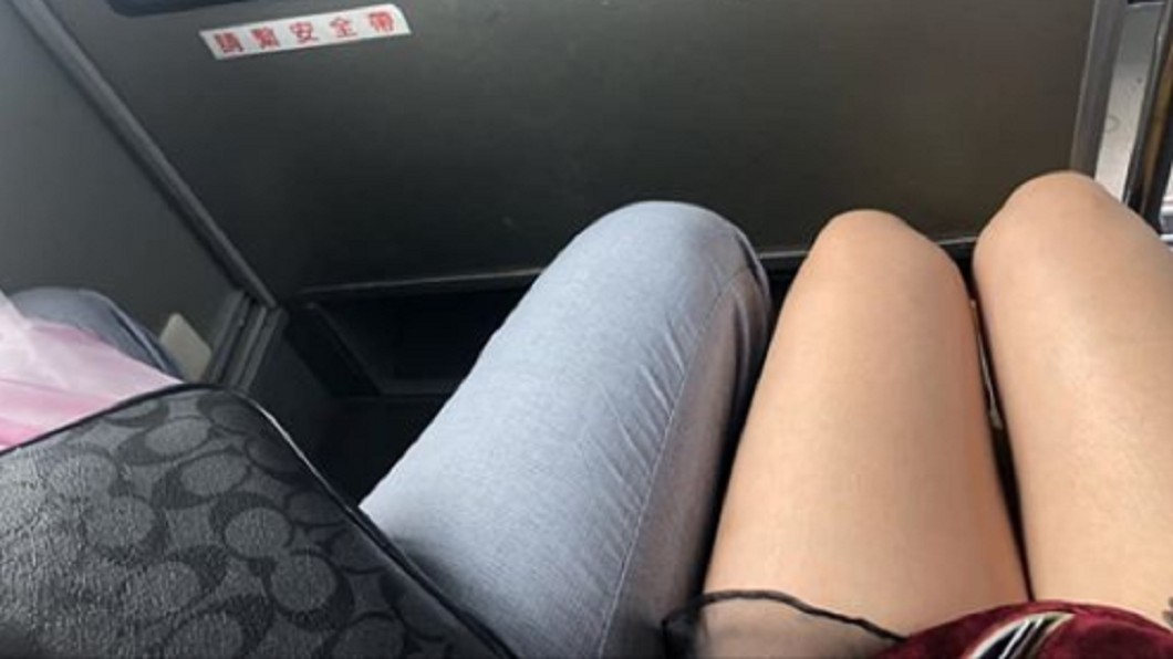 腿開阿北緊黏美腿抖腳 網紅女模搭客運疑遭性騷