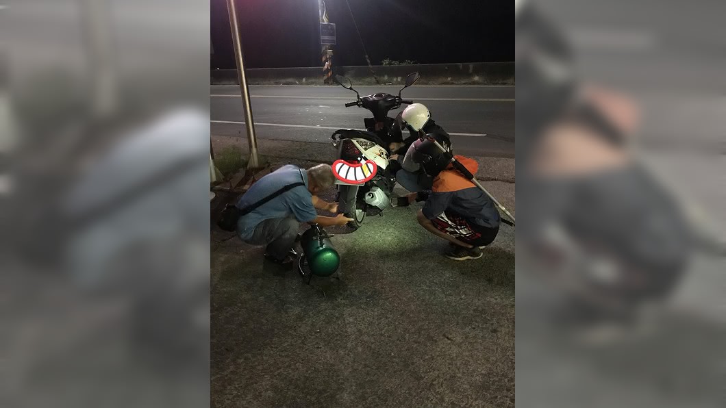 女大生半夜騎車衰遇爆胎…阿伯神救援　網讚：有你真好