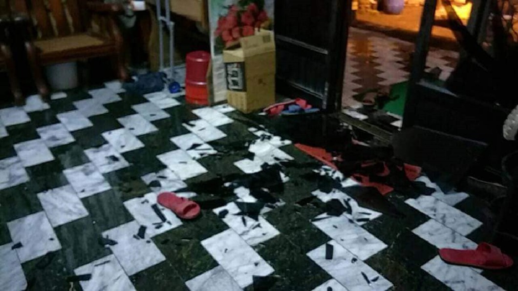 玻璃碎片四散。圖/翻攝自臉書「爆料公社」
