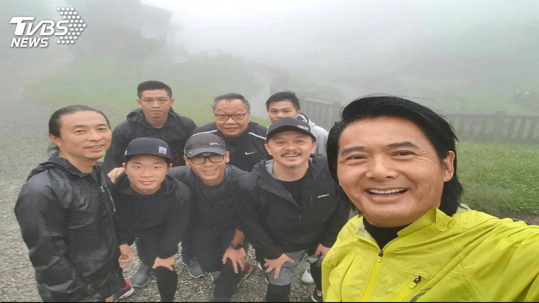 周潤發清晨跑陽明山 不畏細雨堅持運動
