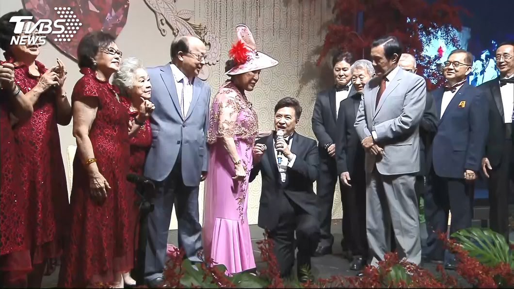 素珠(圖左三)上次現身是出席周遊的世紀婚禮。(圖/TVBS資料照)