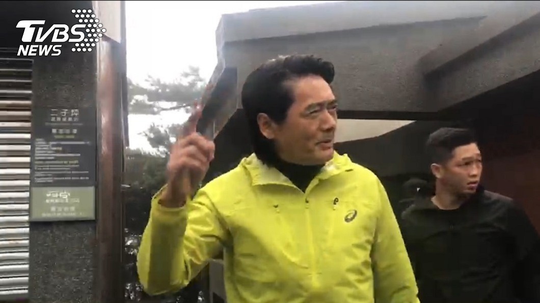 周潤發帶隊晨跑不畏雨 笑稱「跑到機場搭飛機」