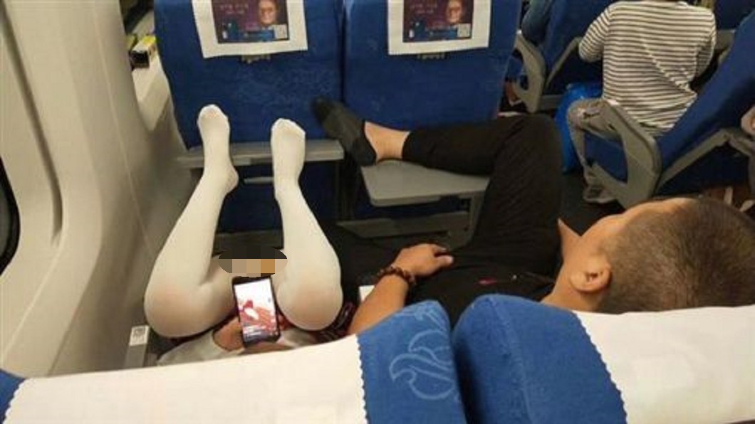 有樣學樣!模仿父親坐姿 女童翹腿內褲露餡