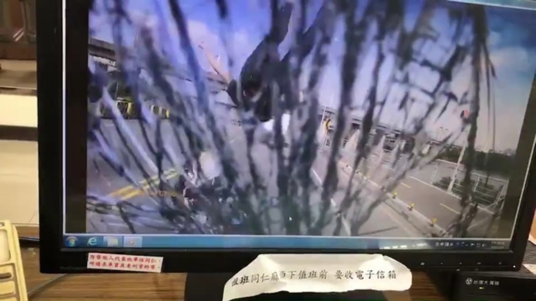 2屁孩騎車跨中線撞貨車 「玻璃全碎撞飛」釀3傷