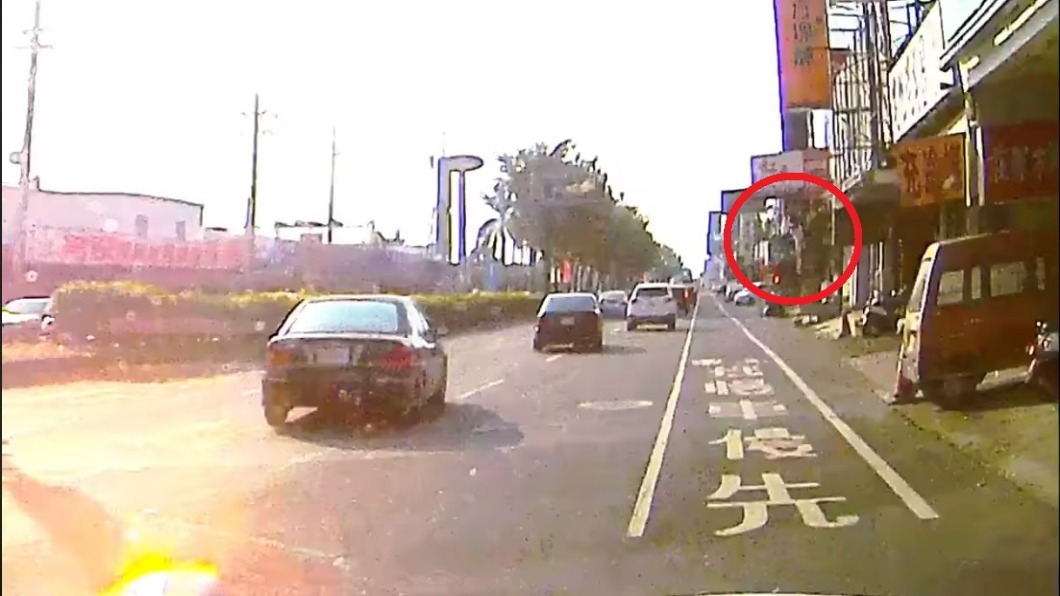 開車一轉彎「驚見女墜樓」 駕駛嚇到爆粗口:X小啊