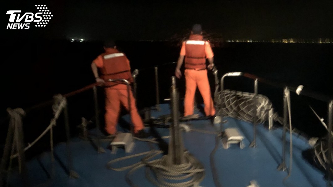 搭橡皮艇海釣遭浪襲翻覆 男子凌晨自行上岸
