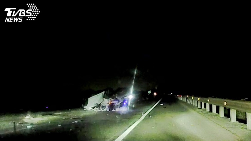 閃避路面石塊 國道3號龍潭段凌晨連環撞