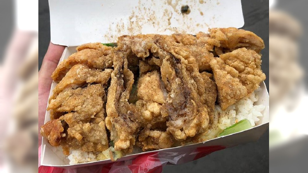 85元雞排便當滿到炸出來 網推:這個肉肉也太多了吧